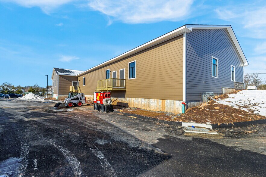 More Photos Of 400 Deming Rd, Berlin Flex For Lease