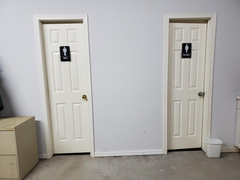 More Photos Of 18610 Tomato St, Spring Showroom For Lease