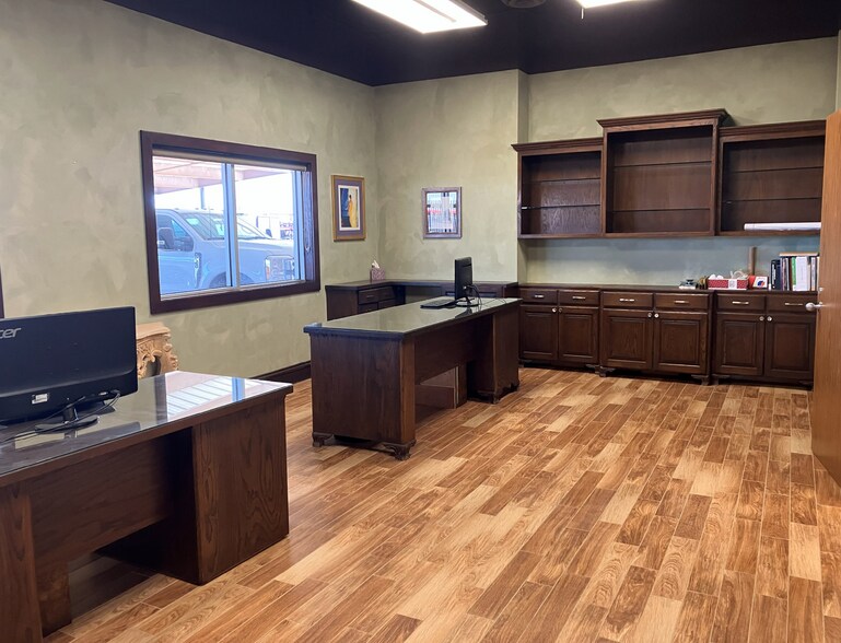 More Photos Of 2200 Garden Ln, Midland Warehouse For Sale