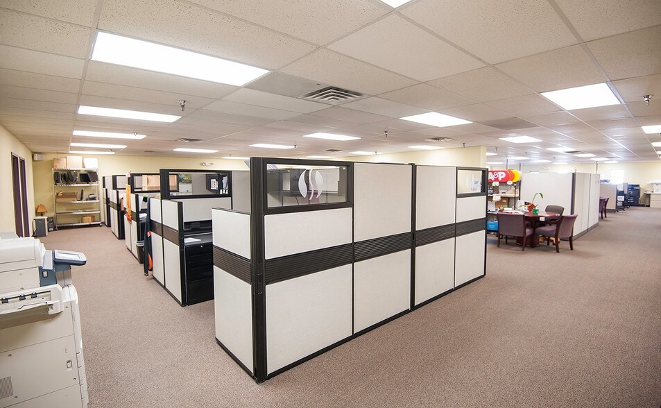 More Photos Of 400 Mack Dr, Croydon Flex For Lease