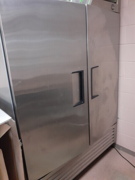 More Photos Of 507 Sherman St, Belleville General Retail For Sale