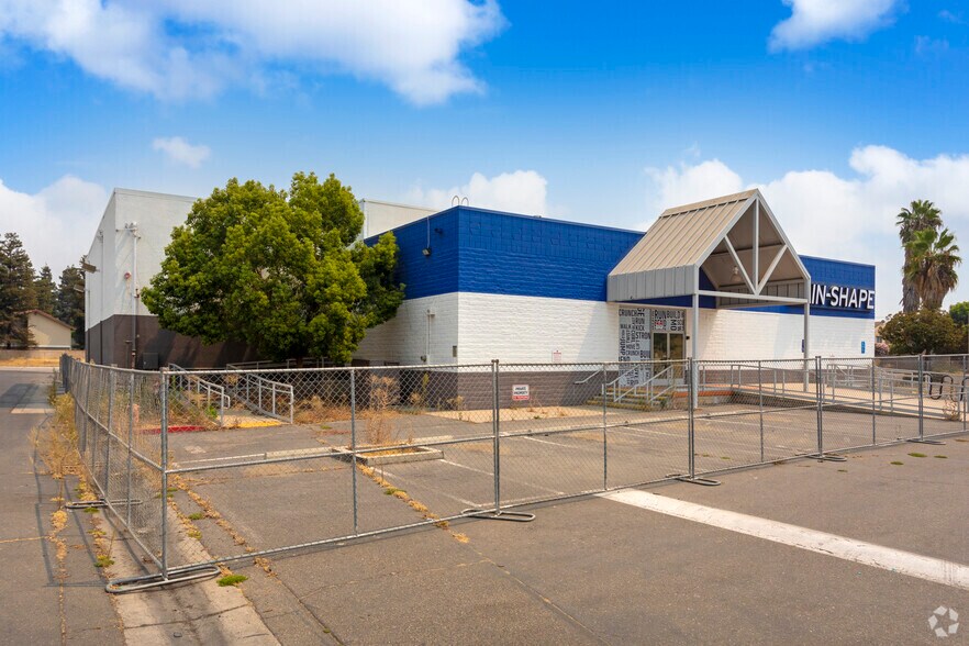 More Photos Of 2710 Geer Rd, Turlock Freestanding For Lease