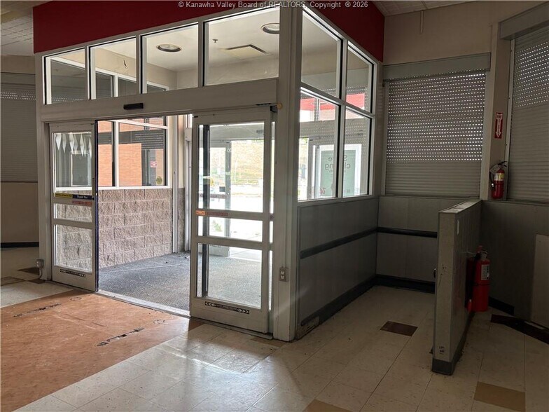More Photos Of 173 Main St, Clay Drugstore For Lease