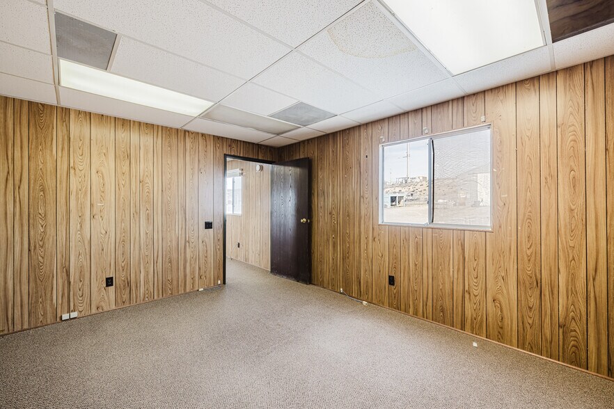More Photos Of 824 Poplar St, Carlin Industrial For Sale