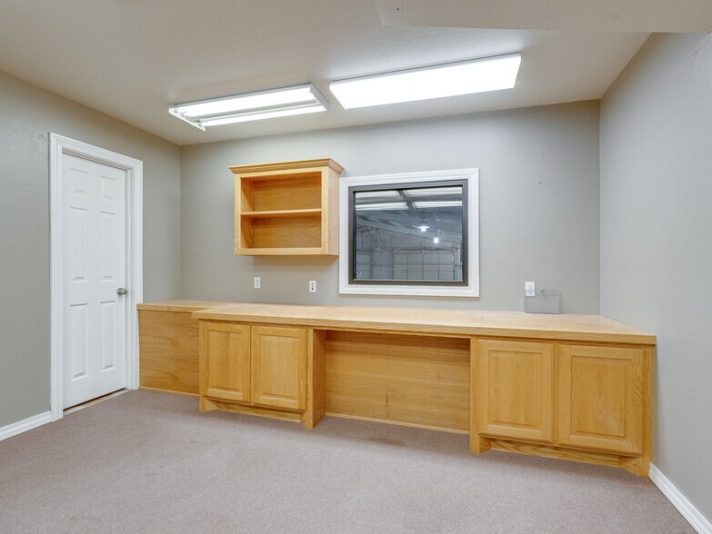 More Photos Of 122 N Hickory, Roff Flex For Sale