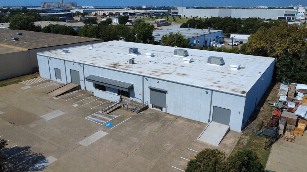 More Photos Of 5001 Rondo Dr, Fort Worth Distribution For Lease