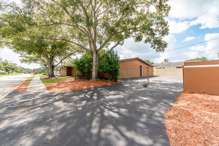 More Photos Of 300 S Saturn Ave, Clearwater Flex For Sale