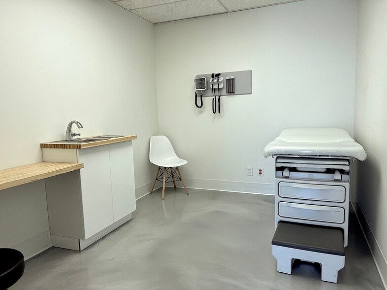 More Photos Of 290 Midpark Way SE, Calgary Medical For Lease