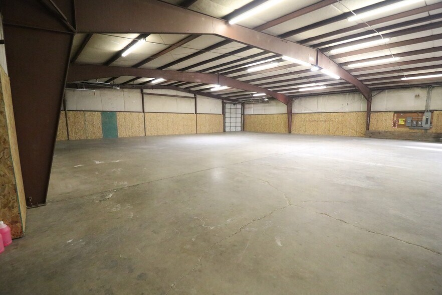 More Photos Of 2009 Industrial Road, Cortez Warehouse For Lease