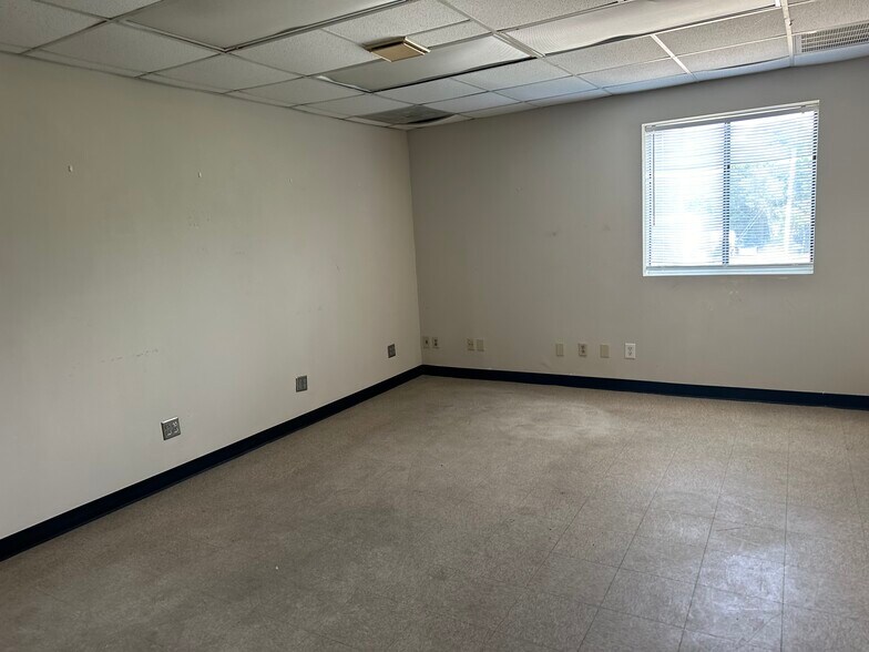 More Photos Of 866 Davis Dr Se, Conyers Truck Terminal For Lease