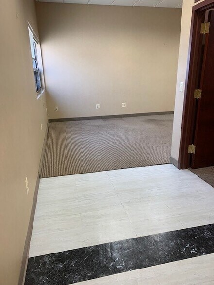 More Photos Of 5 Johnson Dr, Raritan Warehouse For Lease