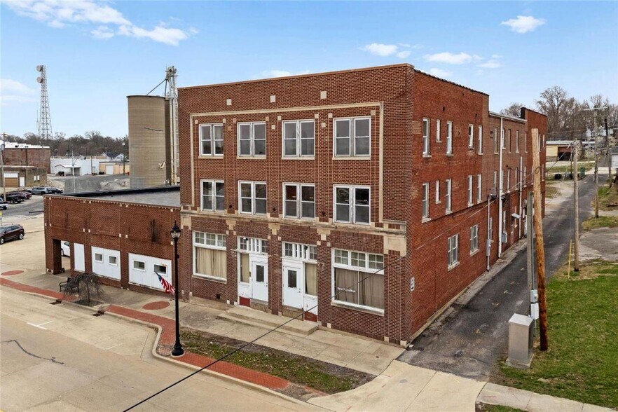 Primary Photo Of 612 W Gallatin St, Vandalia Apartments For Sale