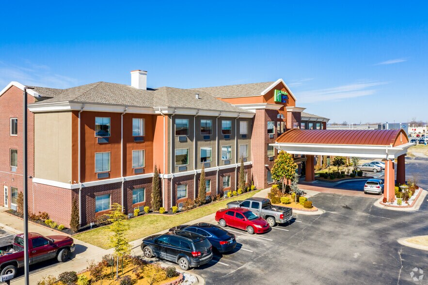 Primary Photo Of 2780 N Wood Dr, Okmulgee Hotel For Sale