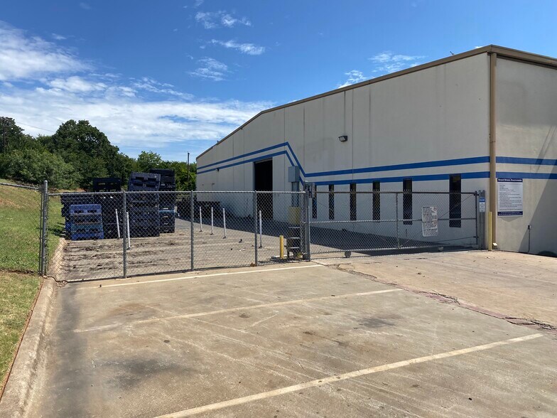More Photos Of 695 Tower Dr, Kennedale Distribution For Lease
