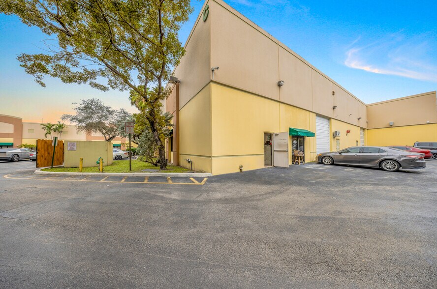 More Photos Of 3700-3718 SW 30th Ave, Fort Lauderdale Warehouse For Sale