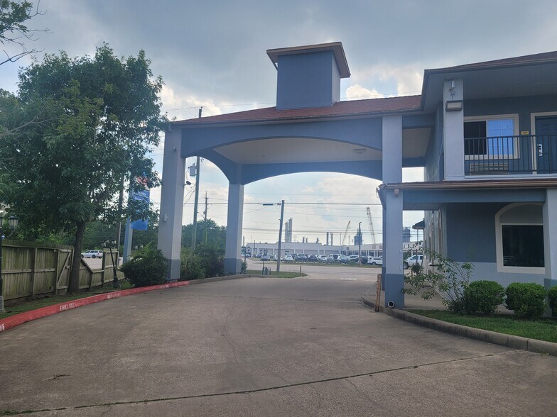 More Photos Of 9232 N Highway 146, Mont Belvieu Hotel For Sale