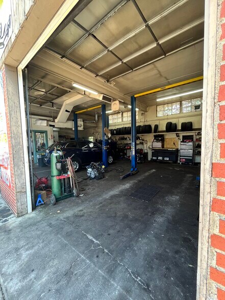 More Photos Of 613 E 200th St, Cleveland Auto Repair For Sale