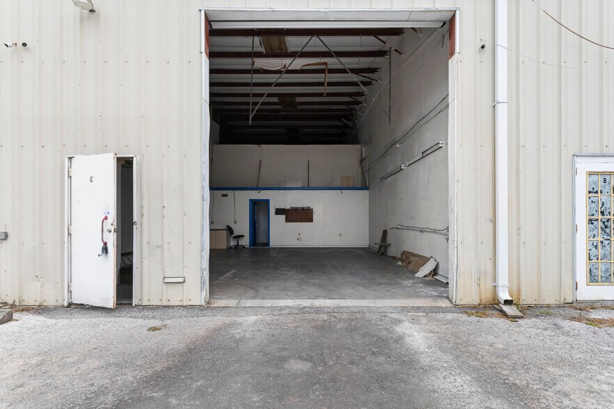 More Photos Of 9161 131st Pl N, Largo Warehouse For Lease
