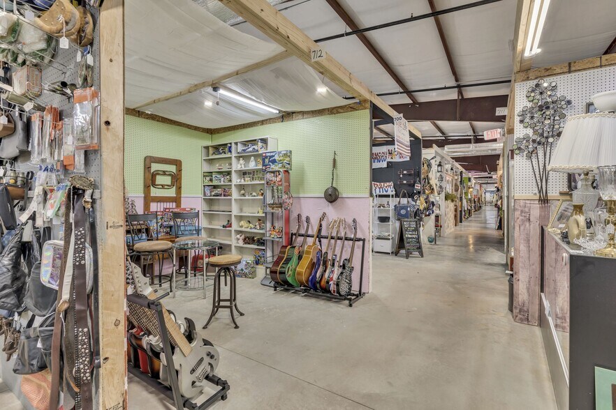 More Photos Of 2120 Old Highway 431 S, Greenbrier Freestanding For Sale