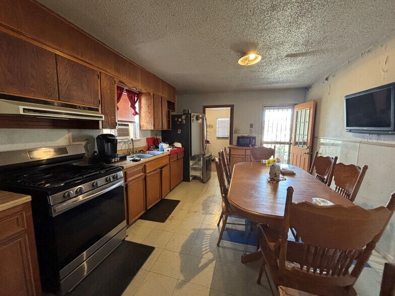 More Photos Of 147 Wainwright St, San Antonio Flex For Sale