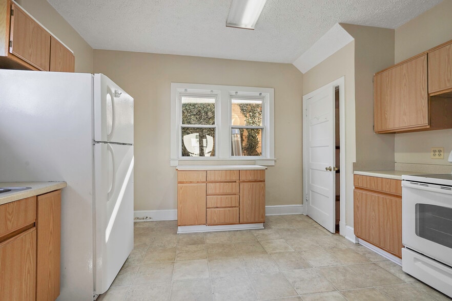 More Photos Of 41 E Colonial Hwy, Hamilton Freestanding For Sale