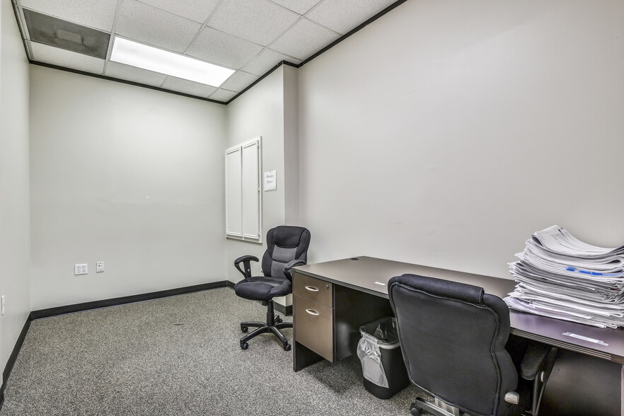 More Photos Of 2401 Parkwood Ave, Friendswood Office For Sale