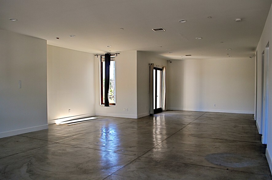 More Photos Of 7494 Santa Monica Blvd, West Hollywood Office For Lease
