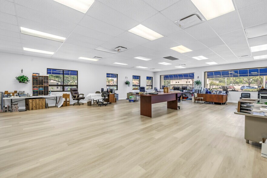 More Photos Of 8440 4th St N, Saint Petersburg Freestanding For Lease