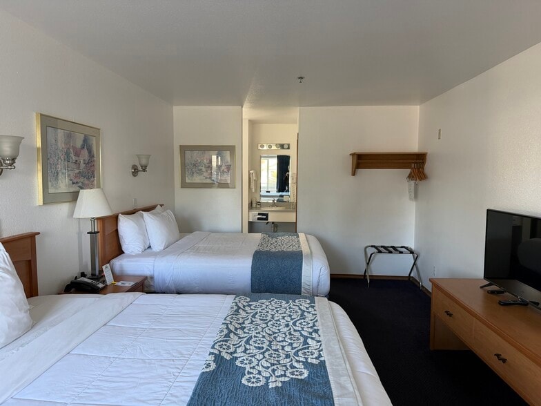 More Photos Of 9100 Aurora Ave N, Seattle Hotel For Sale