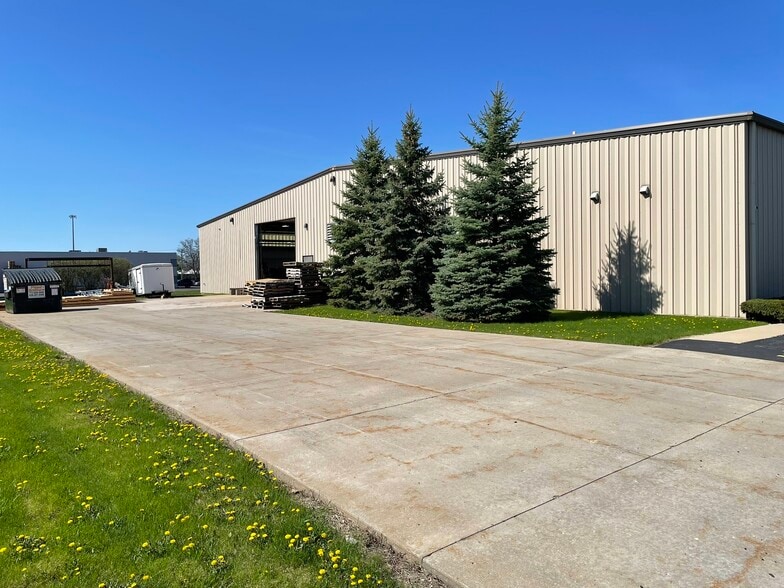 More Photos Of 11131 Kiley Dr, Huntley Warehouse For Lease