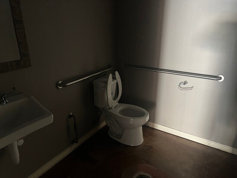 More Photos Of 415 E Avenue D, Killeen Office For Lease