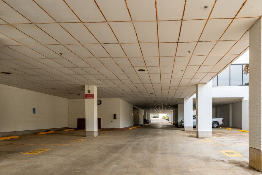 More Photos Of 104 Decker Ct, Irving Unknown For Lease