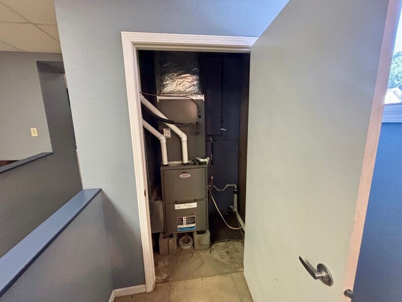 More Photos Of 106 E 4th St, Washington Restaurant For Sale