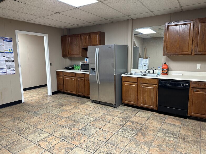 More Photos Of 8201 State Highway 66, Tulsa Showroom For Sale