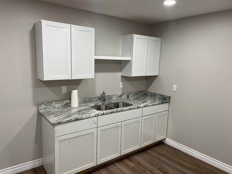 More Photos Of 6654 Leopard St, Corpus Christi Warehouse For Sale