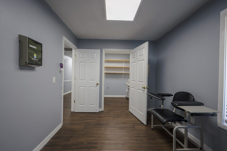 More Photos Of 601 S Broadway St, Grove Medical For Sale