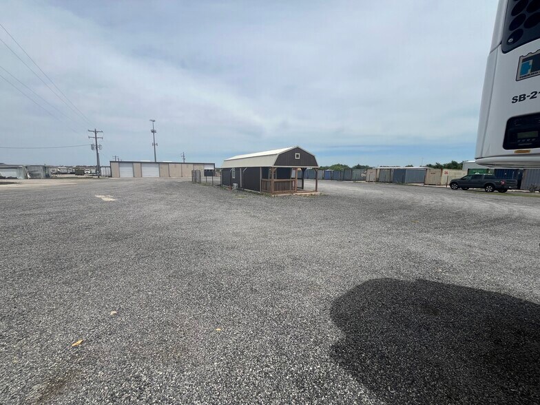 More Photos Of 601 N Access Rd, Tye Warehouse For Lease