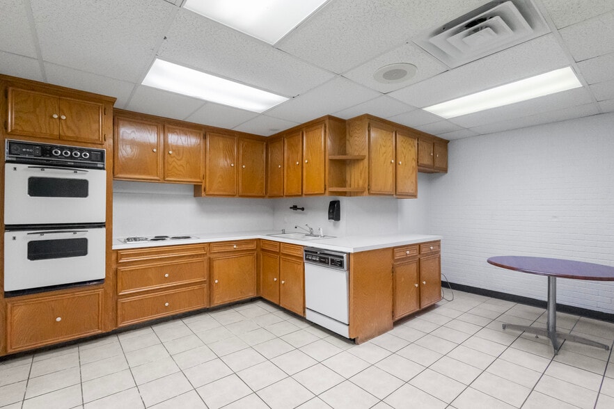 More Photos Of 421 S Beckham Ave, Tyler Medical For Lease