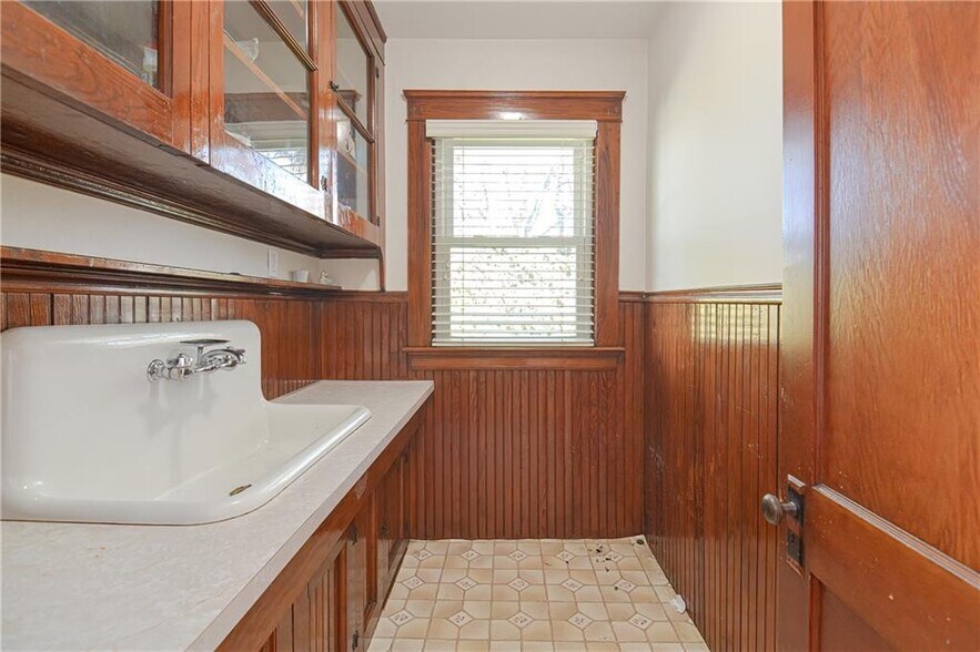 More Photos Of 468 Warren Ave, East Providence Medical For Sale