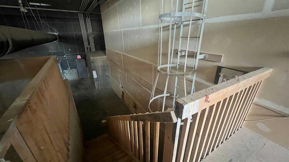 More Photos Of 5150 47th St NE, Calgary Auto Repair For Sale