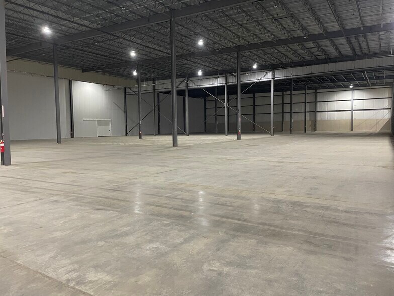 More Photos Of 225 N Daniels Way, Bloomington Refrigeration Cold Storage For Lease