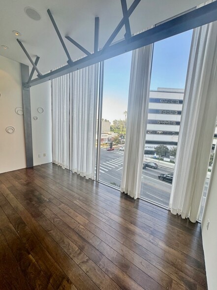 More Photos Of 15840 Ventura Blvd, Encino Medical For Lease