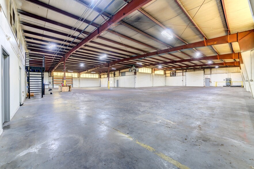 More Photos Of 617 Cepi Dr, Chesterfield Warehouse For Lease