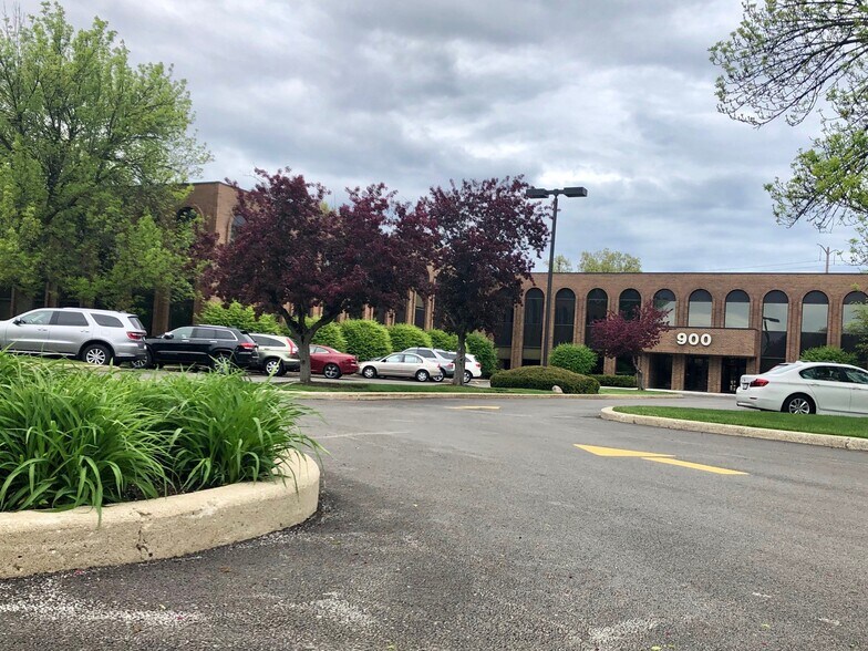 More Photos Of 900 N Shore Dr, Lake Bluff Office For Lease