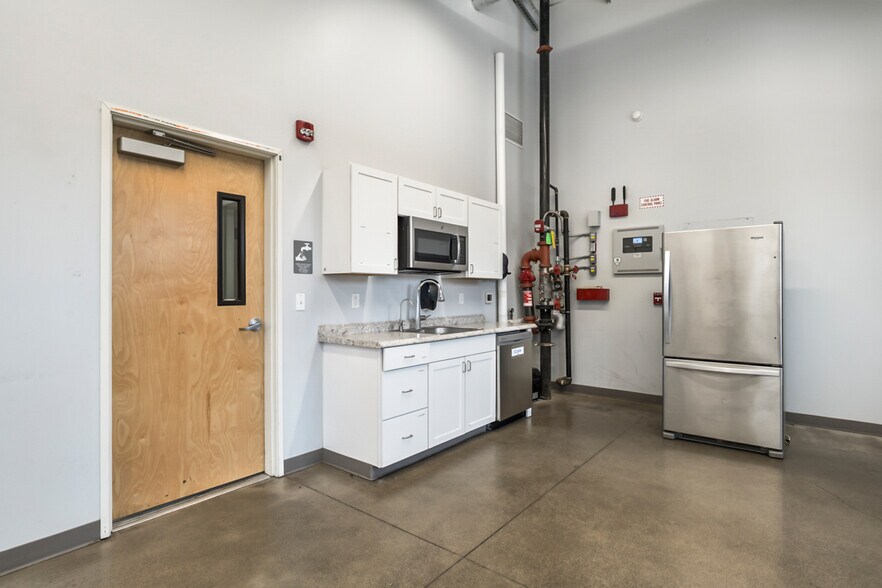 More Photos Of 295 W Lundgren Mill Dr, Sisters Food Processing For Lease