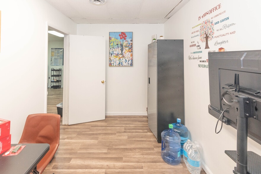 More Photos Of 5900 York Rd, Baltimore Storefront Retail Office For Sale