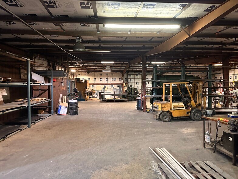 More Photos Of 1301 S 3rd St, Chickasha Distribution For Lease