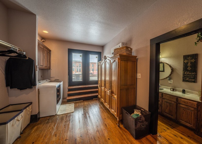 More Photos Of 75 N Waco St, Hillsboro General Retail For Lease