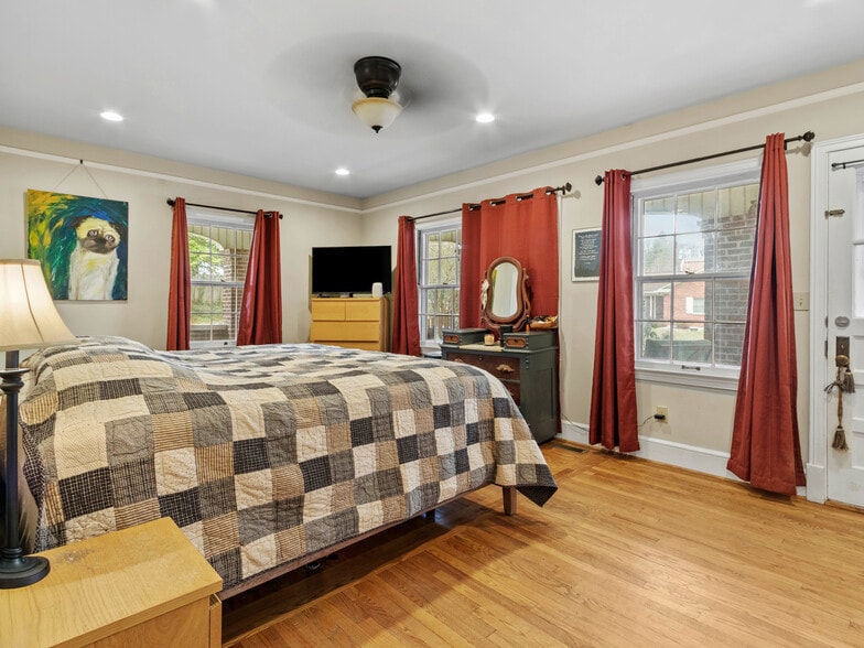 More Photos Of 506 W Main St, Burnsville Freestanding For Sale