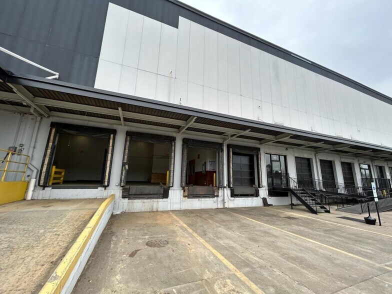 More Photos Of 2201 S Wilmington St, Raleigh Distribution For Lease